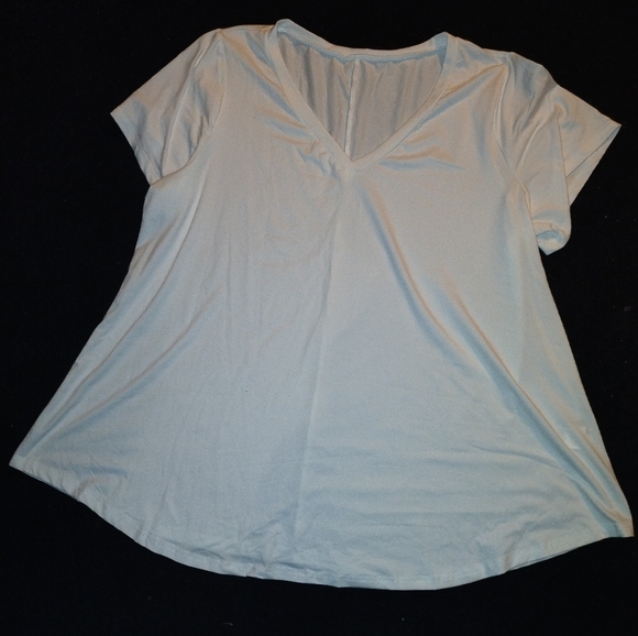 ✨NWOT✨ White V-Neck T-Shirt - Picture 3 of 6